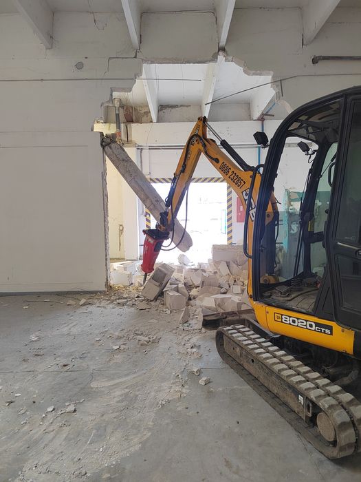 Услуги с хидравличен чук багер