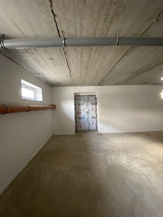 Noturar bino sotiladi