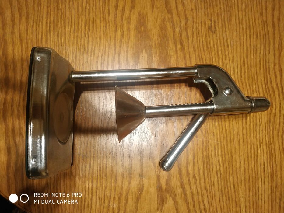 Presa manuala pentru fructe