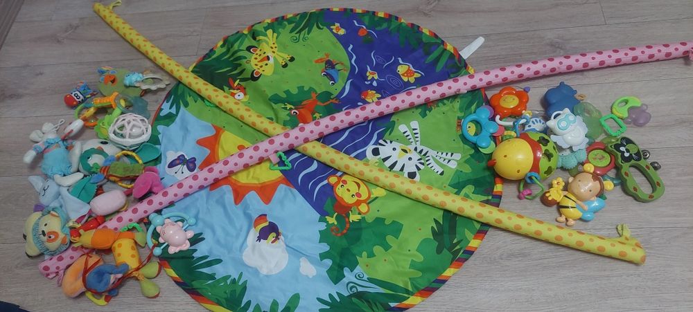 Продам детский коврик , и разные погремушки