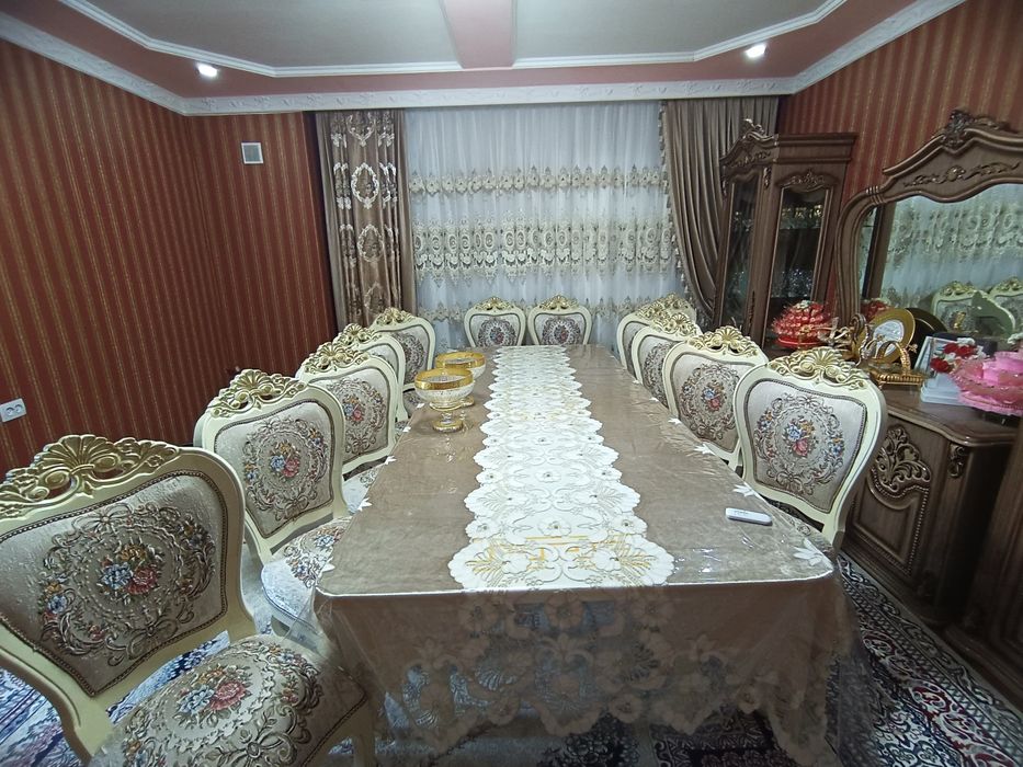 Stol stul sotiladi oladigan odam telefon qisin qisin