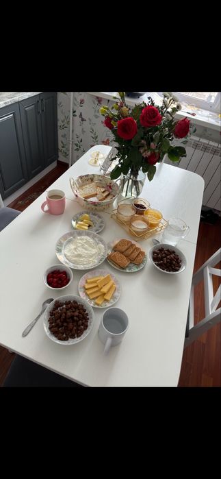 Продам стол со стульями (4 шт)