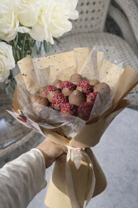 Клубника и финики в шоколаде