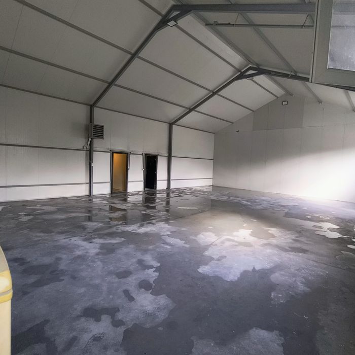 Închiriez hală  150mp la intrare în comuna Breasta