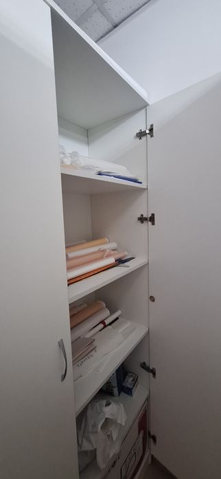 Большой белый шкаф