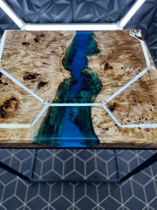 Маса от естествено дърво и епоксидна смола