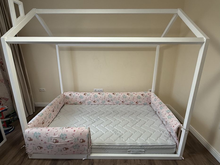 Pat tip Montessori casuta 200x140cm  Cu Saltea VitalCare cu două fețe de dormit