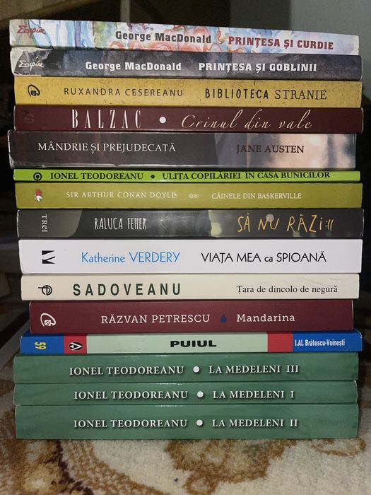 Intre 50-60 carti noi sau foarte putin uzate si in romana si in engl