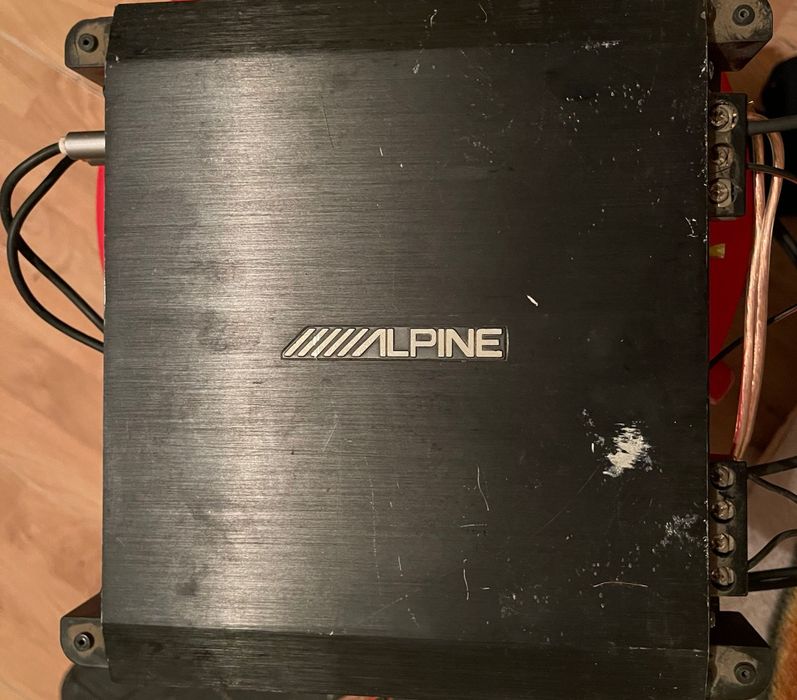 Vând urgent stație subwoofer alpine 300W  cu tot cu subwoofer