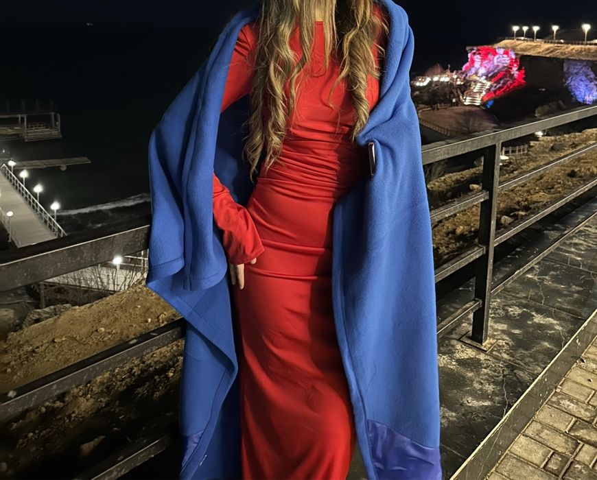 Ұзын қызыл көйлек.