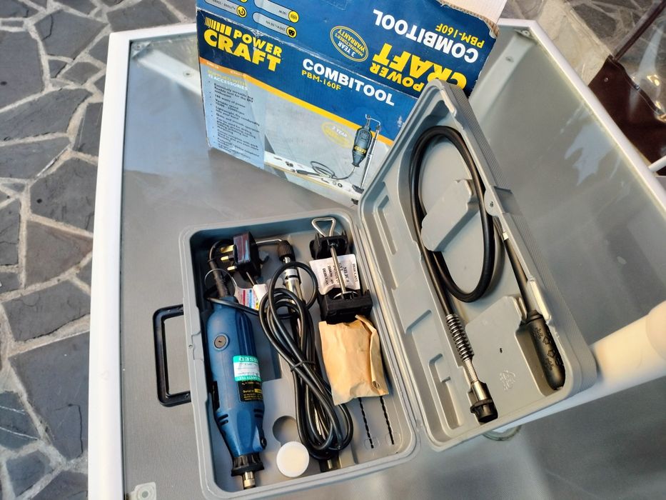 Mini freză electrică echipată cu diferite accesorii pentru găurit și șlefuit.