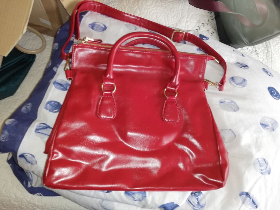 Geanta roșie, foarte frumoasa