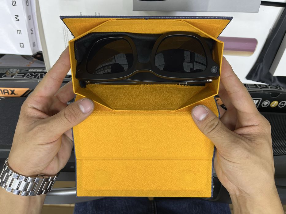 Смарт отчки встроенный камерой , запис все есть