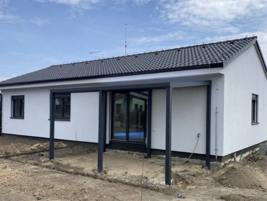 Vand case pe structura metalica