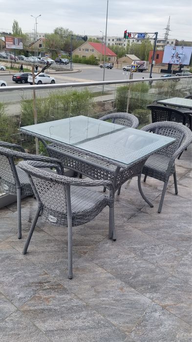 Продам 1 стол и 4 стула