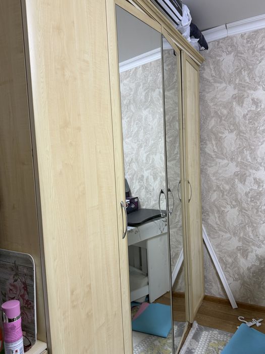 Продам дешево шкаф и тумбочки