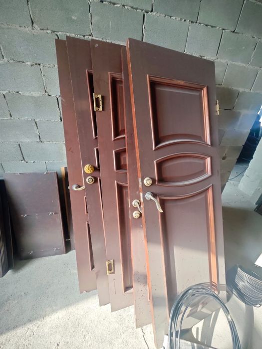 Двери продается деревянное плотное