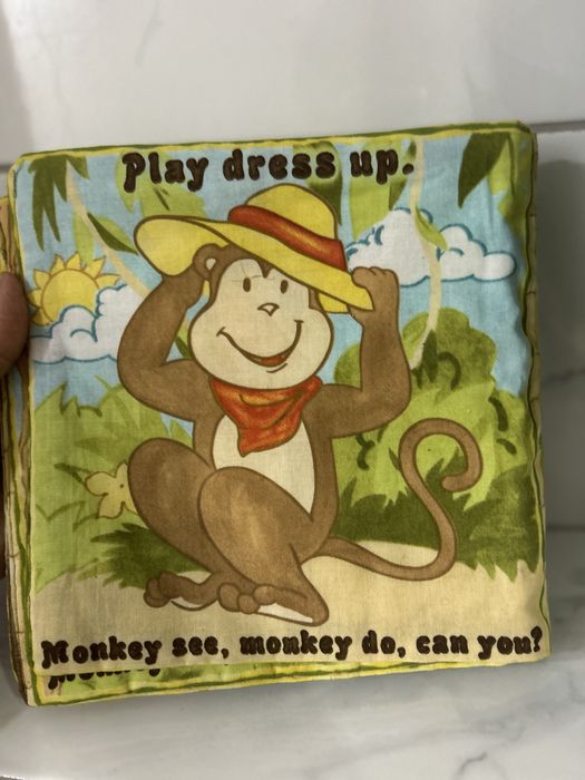 Книжка от плат Маймунка вижда, маймунката прави