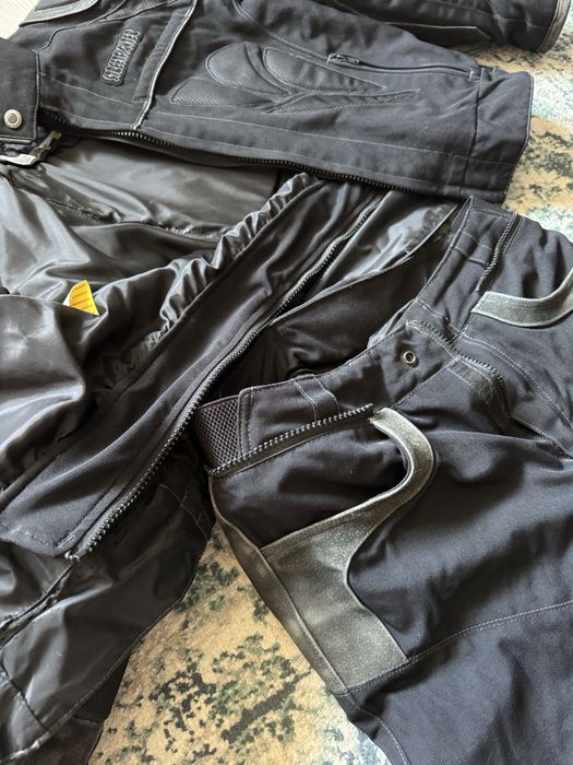 Echipament moto : casca, cizme, pantalon, geaca