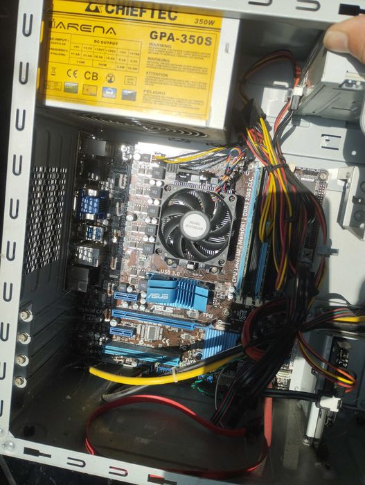 лаптопи и два настолни компютъра