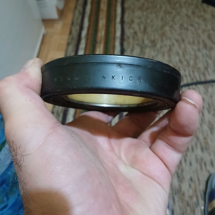 Продавам хидравлична помпа за управлението на ТК-80 БОЛГАР и аксиален лагер