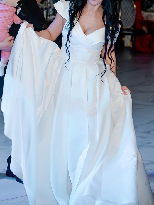 Vând rochie de mireasă din tafta cu  maneci detasabile,  S-M, alb