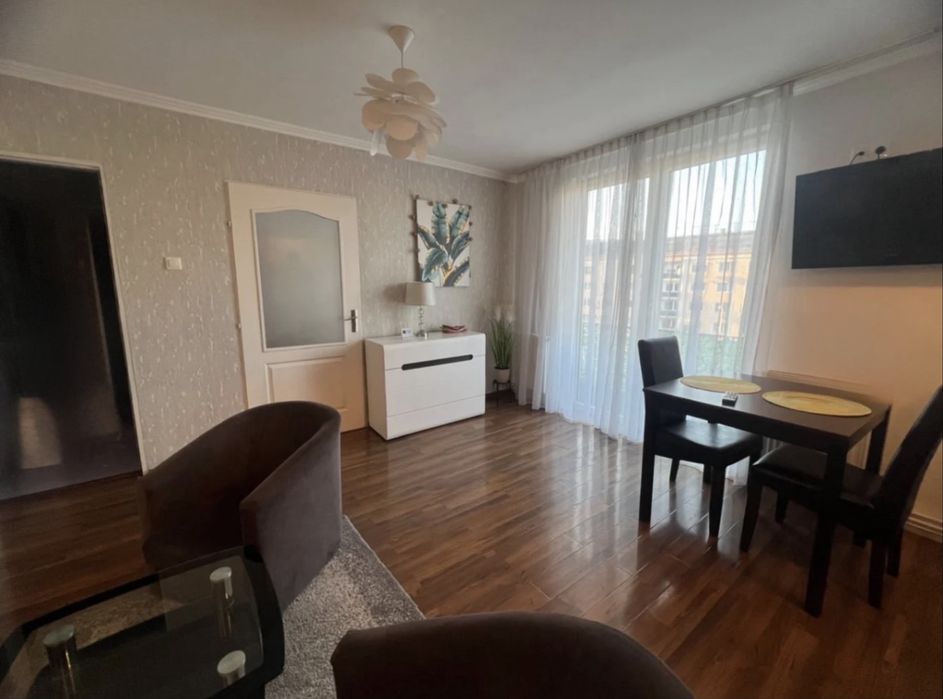 Apartament cu 2 camere si balcon deasupra la Mc Donalt de inchiriat zona centrala !