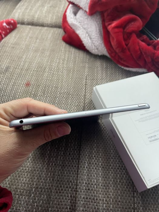 Таблет Apple iPad 6th Generation Wi Fi 32GB GSM iPhone Nike Jordan