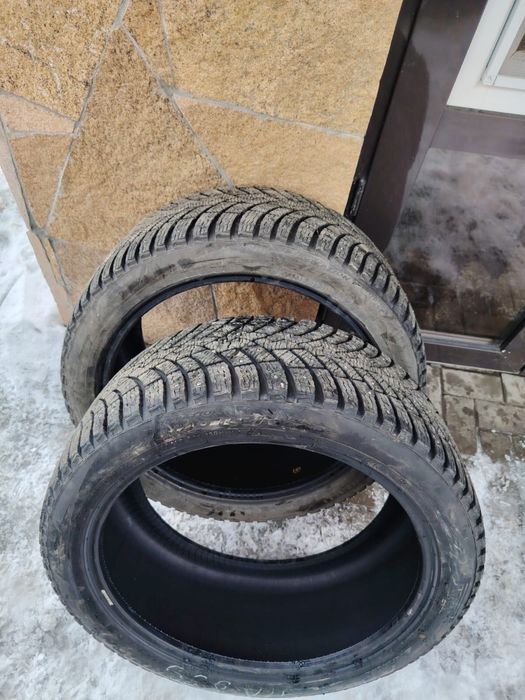 Продам 2 зимние шины (разные размеры)