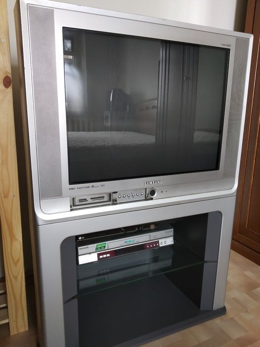 Продам телевизор с тумбой