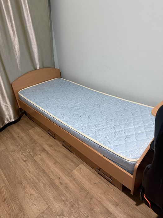 Продам кровать с матрасом