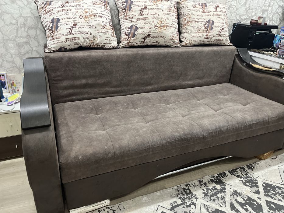 Продается диван в хорошем состоянии