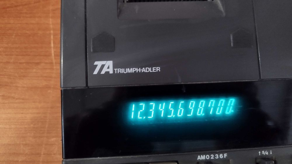 Triumph-Adler AG D -8600 Печатащ настолен калкулатор с лента