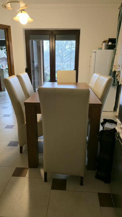 Set dining modern: masă nuc + 6 scaune crem, impecabile