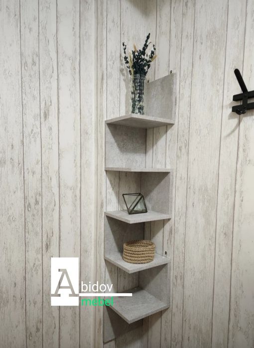 Угловая настенная полка-это элегантное решение для различных помещений