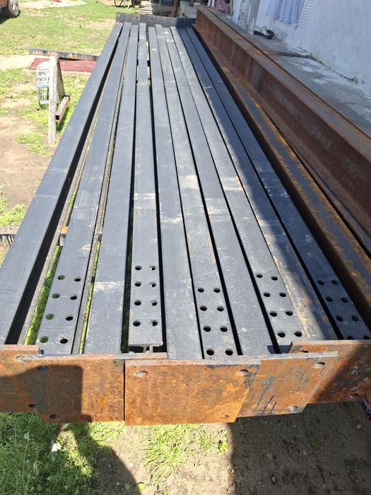 Vindem o hala 12.25 m Latime Lungime 20m.  Cpusa din profil 140  10 stilpi la 4 m la stresina 10 cuzineti 5ferme la 15500ron