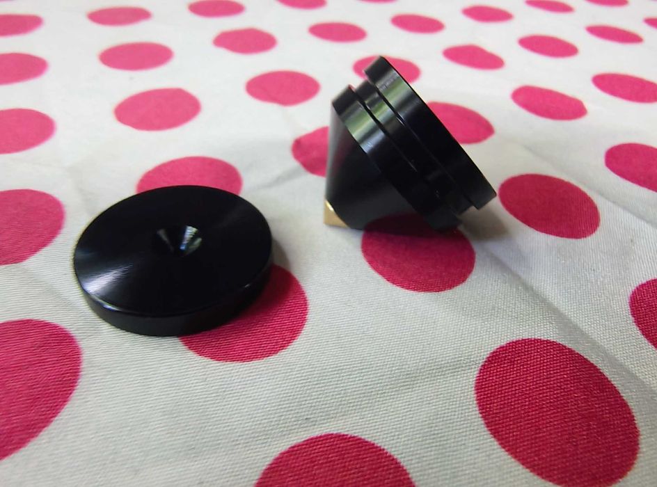 Set 4 Bucati Suport Spike-uri pentru boxe.