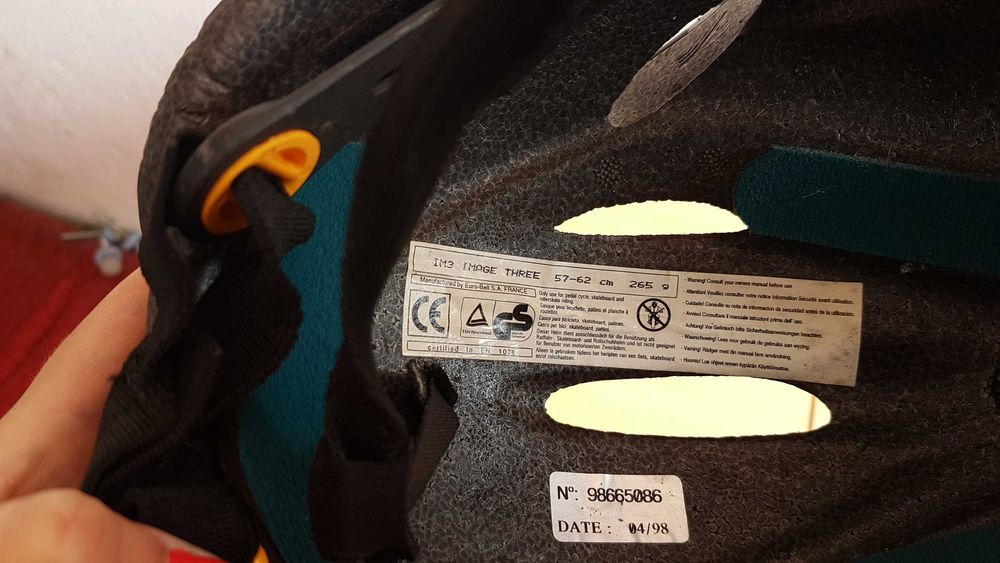 Продавам вело каски