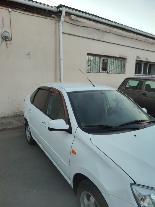 Продам гранту 2013 Автомат 1.6 хороший вариант для начинающих водителе