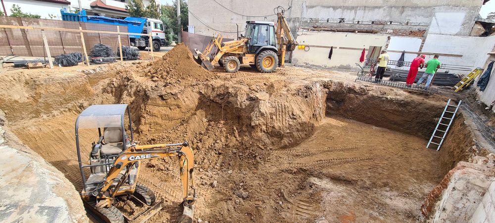 Demolari case vechi. Buldoexcavator picon, evacuare moloz Basculante