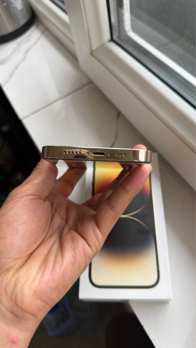 Iphone 14 pro gold