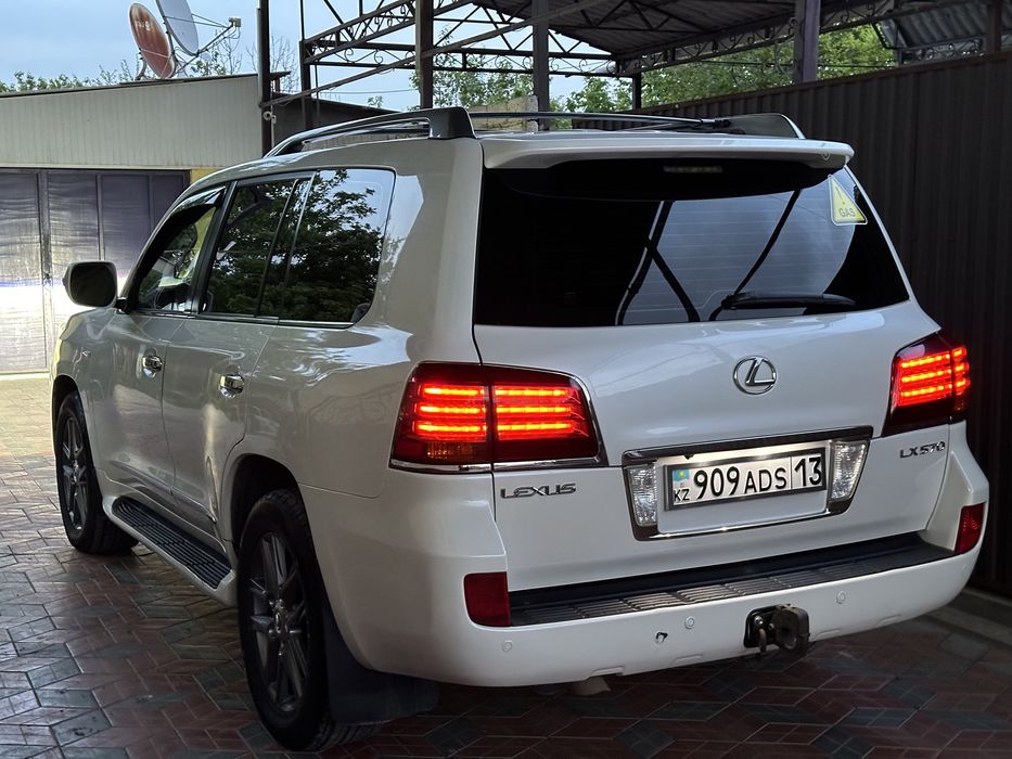Lexus LX570 год 2011