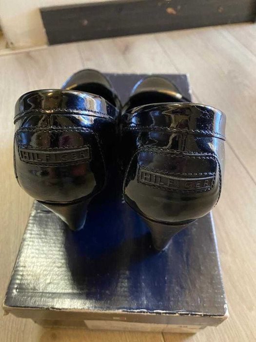 Pantofi de dama TOMMY HILFIGER, piele lacuita neagra, masura 39.