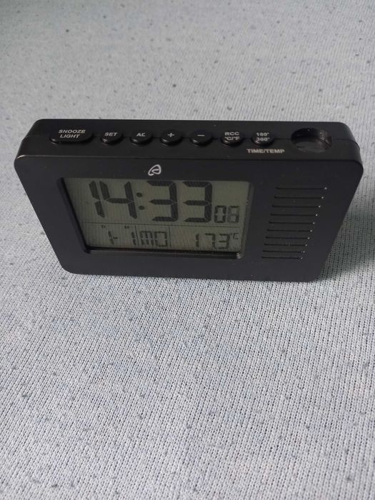 ceas cu proiector laser și alarmă