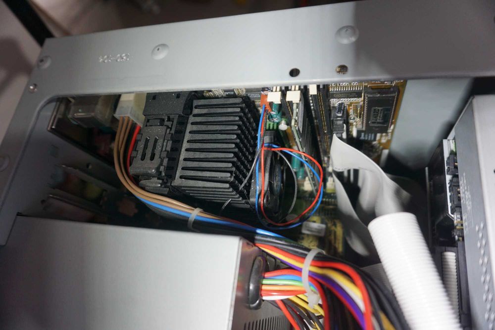 Calculator/unitate pc retro -pentium 2 233Mhz