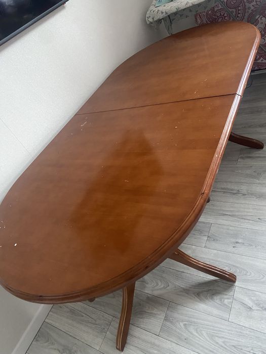 Стол со стульями для гостевой