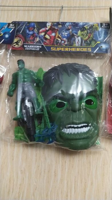 Маски супергероев пластиковые с аксессуарамин.Ноые