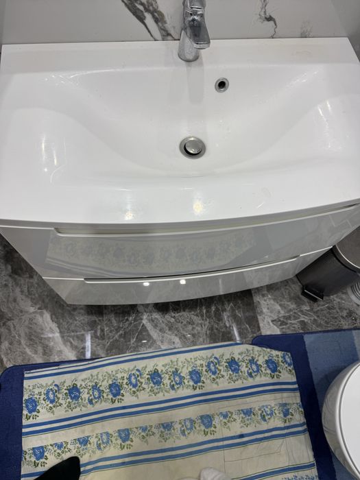 Продам раковину с тумбой