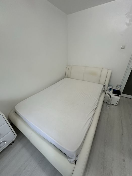 Pat tapitat cu imitatie de piele alba