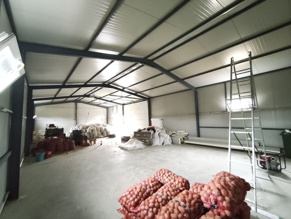 Garaje moderne din panouri sandwich – izolate, cu uși automate și geam